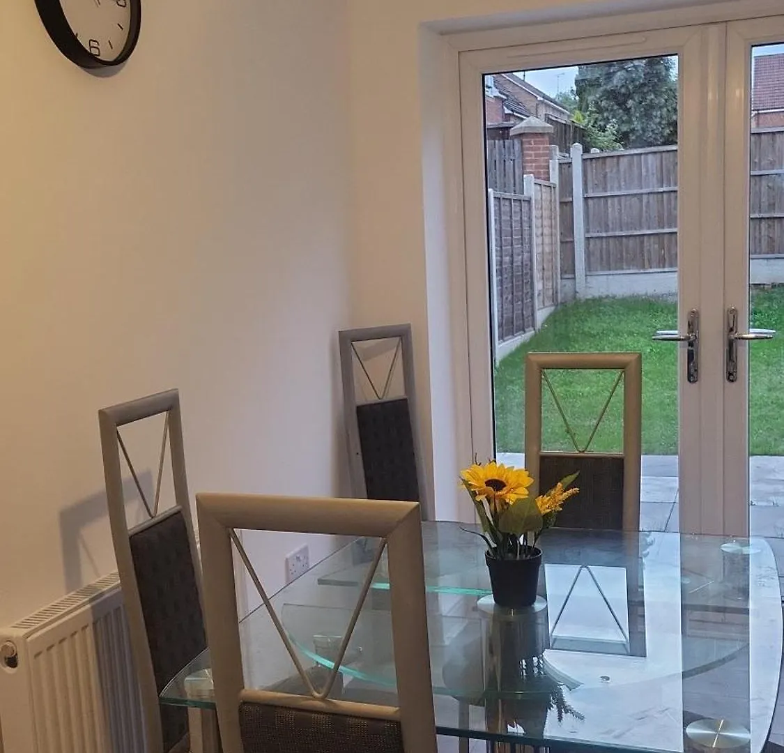 Contemporary 3-Bedroom Home Quiet Rotherham Location With Parking 0*,  イギリス