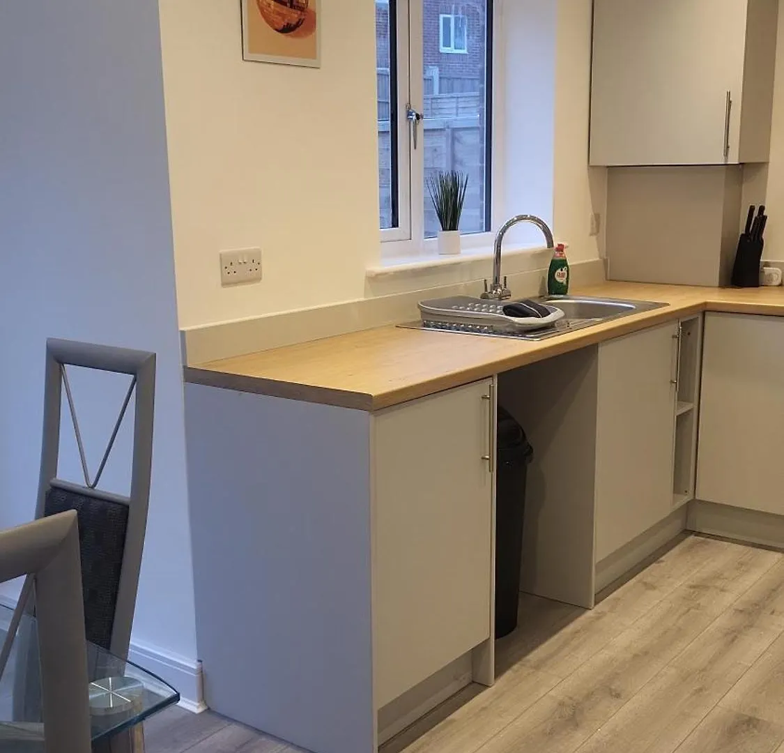 別荘 Contemporary 3-Bedroom Home Quiet Rotherham Location With Parking