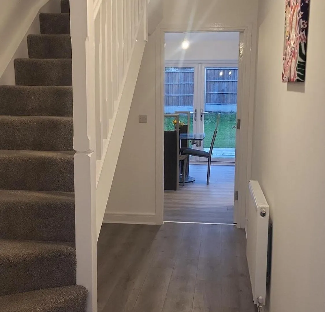 Contemporary 3-Bedroom Home Quiet Rotherham Location With Parking 0*,